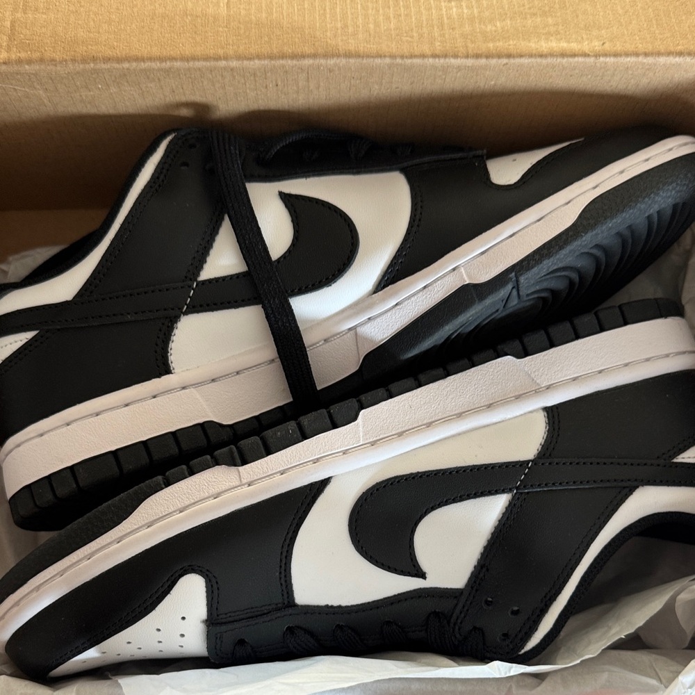 Nike Men's Black and White Sneakers